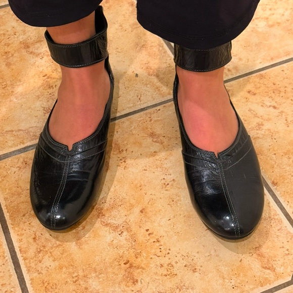 Pataugas European flats. Size 39 with ankle button strap and oversized button - Picture 9 of 11